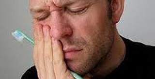 Điều gì gây ra hiện tượng ê buốt răng?