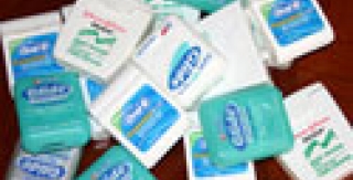Phương pháp dùng chỉ nha khoa và bàn chải kẽ răng cho bệnh nhân chỉnh hình