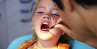 Bé không ăn được khi bị té gãy răng ?