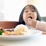 Gắp mảnh xương trong phổi 