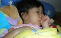 Bé mút ngón tay, làm sao bây giờ?